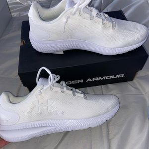 Under Armour Shoe. Mens Size 10.5 White. like NEW